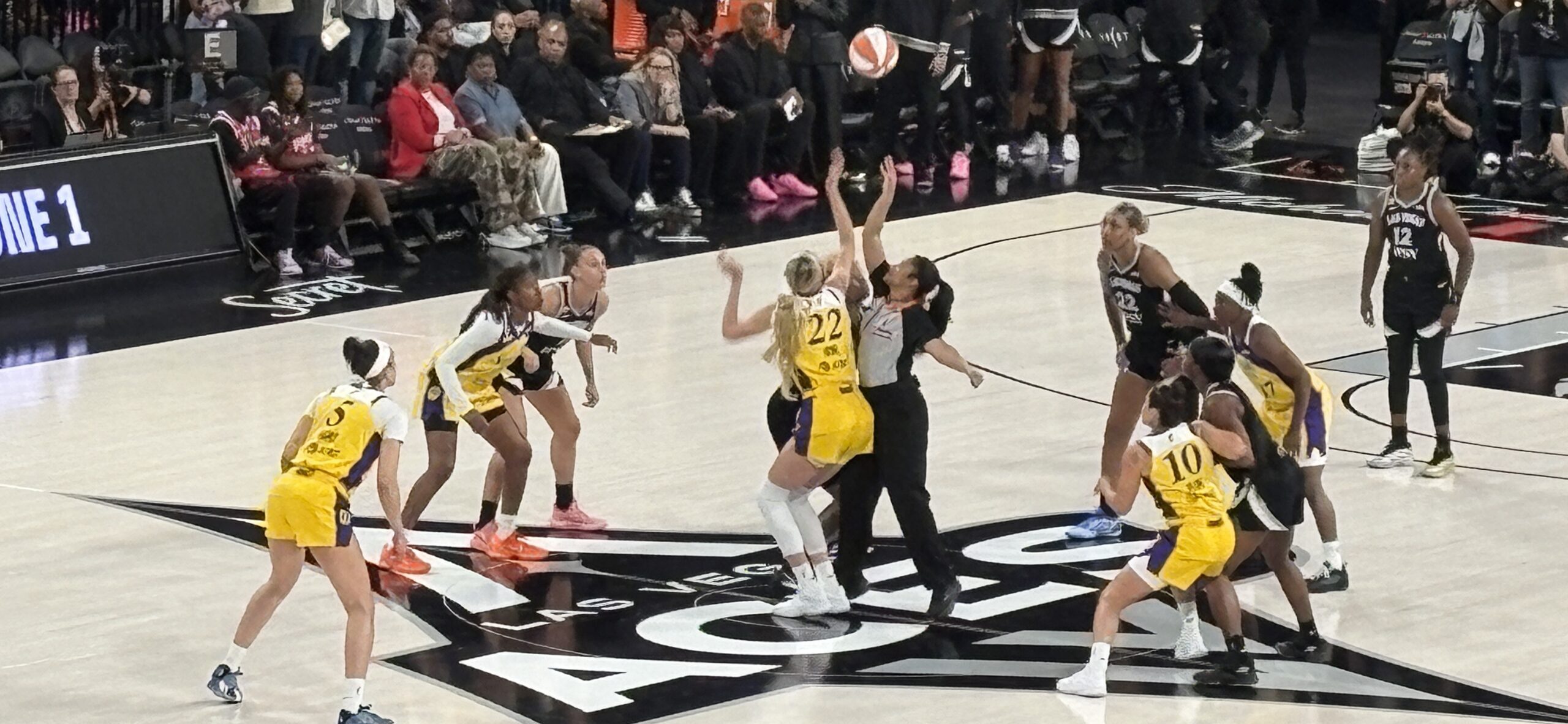 Las Vegas Aces perde para Los Angeles Sparks em noite de banner