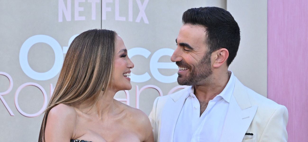 Jennifer Lopez curtindo “Flirty Energy” com o co-estrela Brett Goldstein