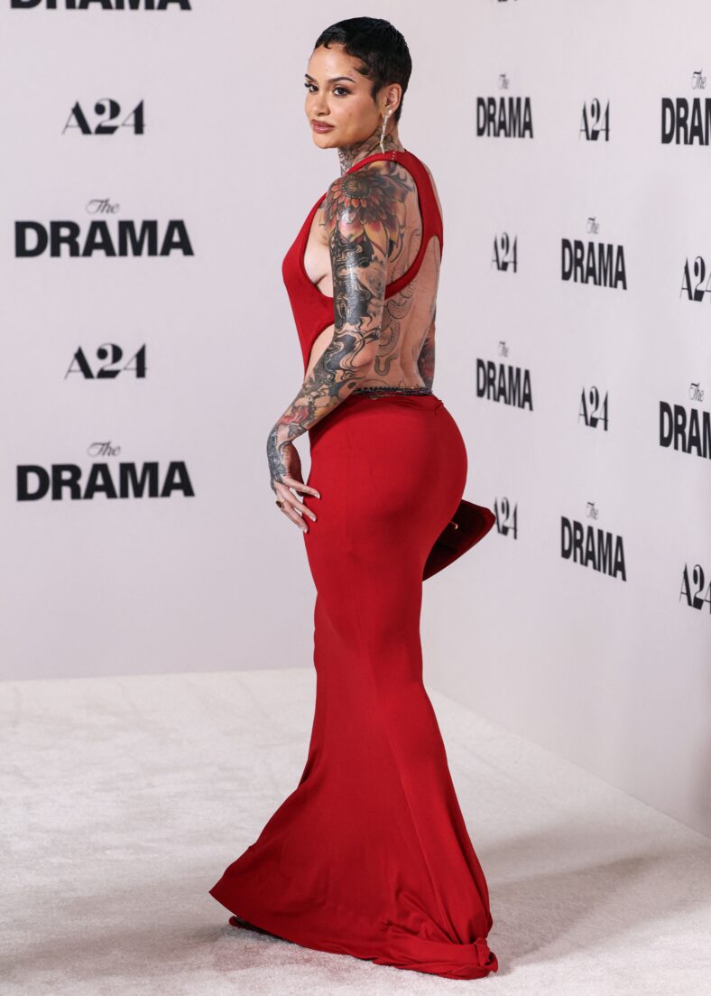 Kehlani vestindo vermelho