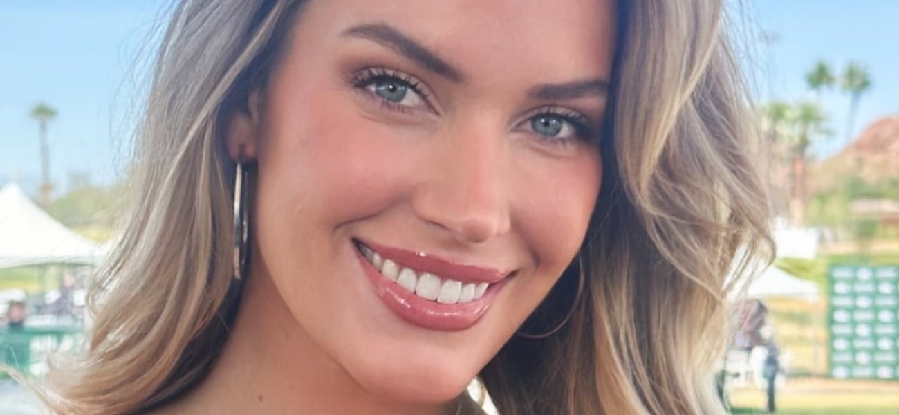 Paige Spiranac chama a atenção de biquíni com seus cachorros-quentes