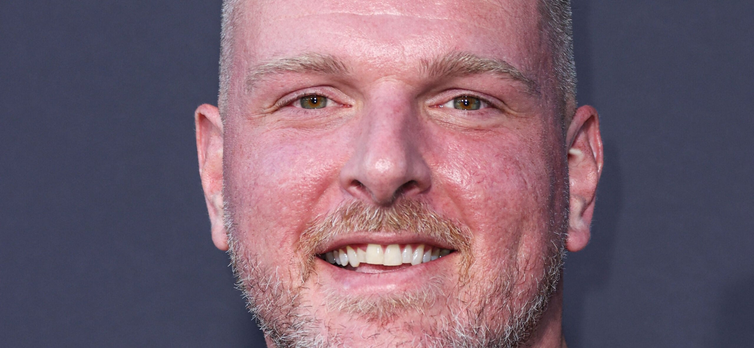 Pat McAfee compartilha a batalha emocional da UTIN após o nascimento de seu filho