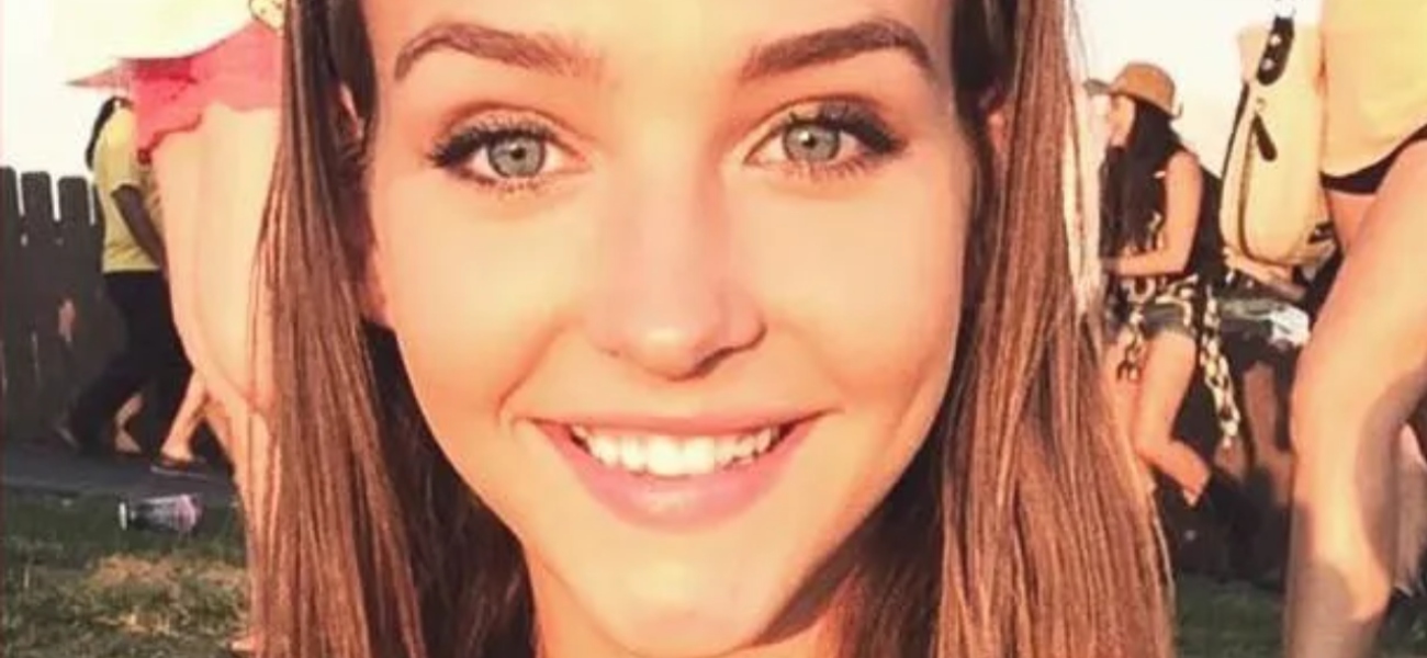 Rachel Cook Braless mostra seus ‘dois morangos doces’
