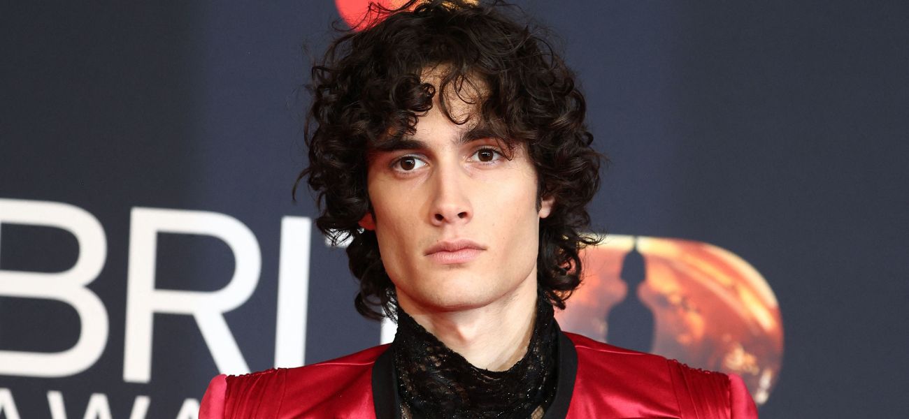 Sombre aparece com uma camisa de lantejoulas no AMAs