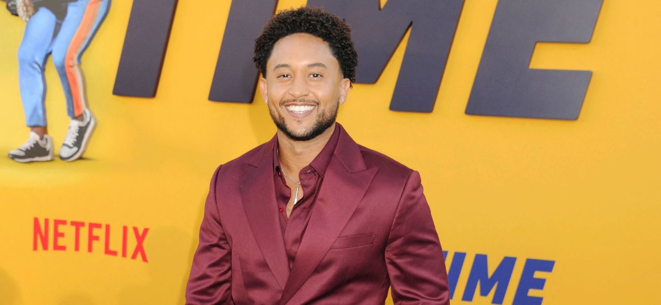 O físico rasgado de Tahj Mowry aparece em uma camiseta totalmente molhada