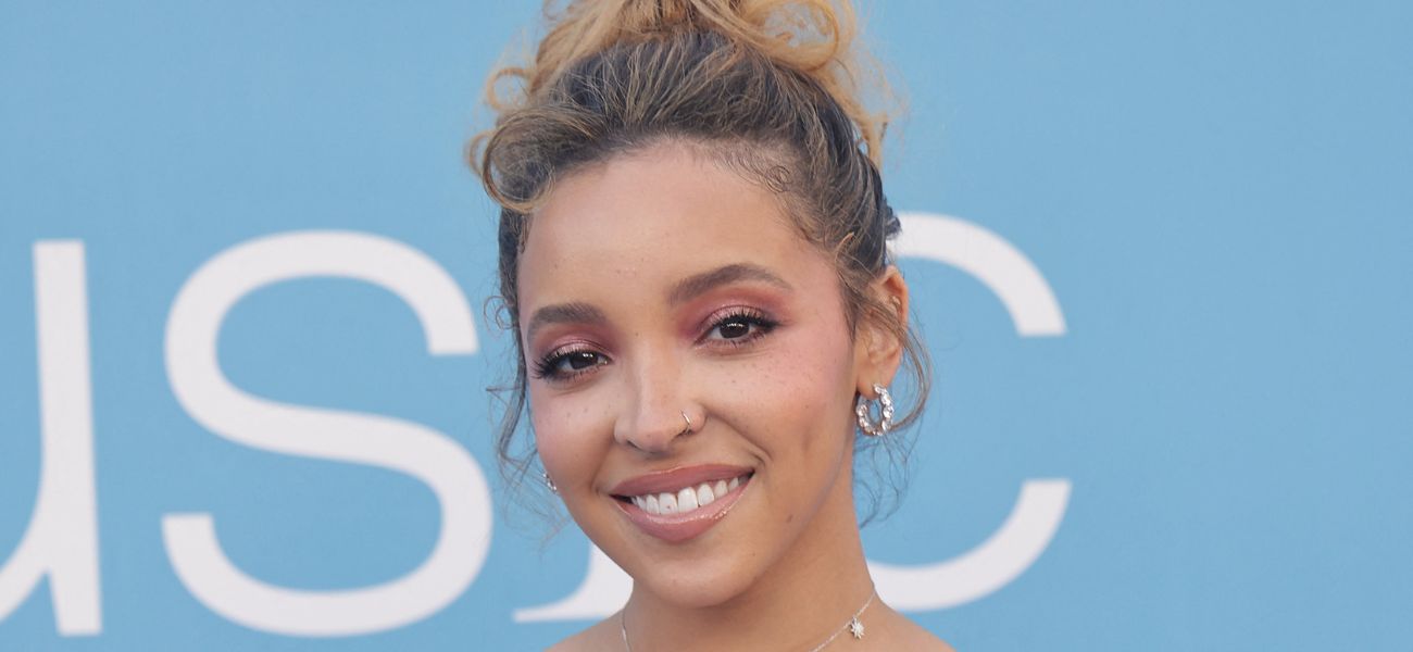 Tinashe com vestido transparente provocante no AMAs não é “gostosa”