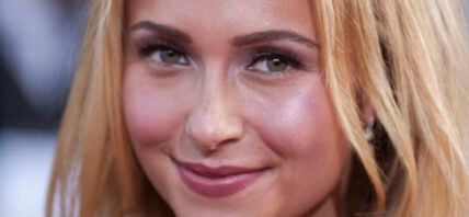 Hayden Panettiere posing on the red carpet.