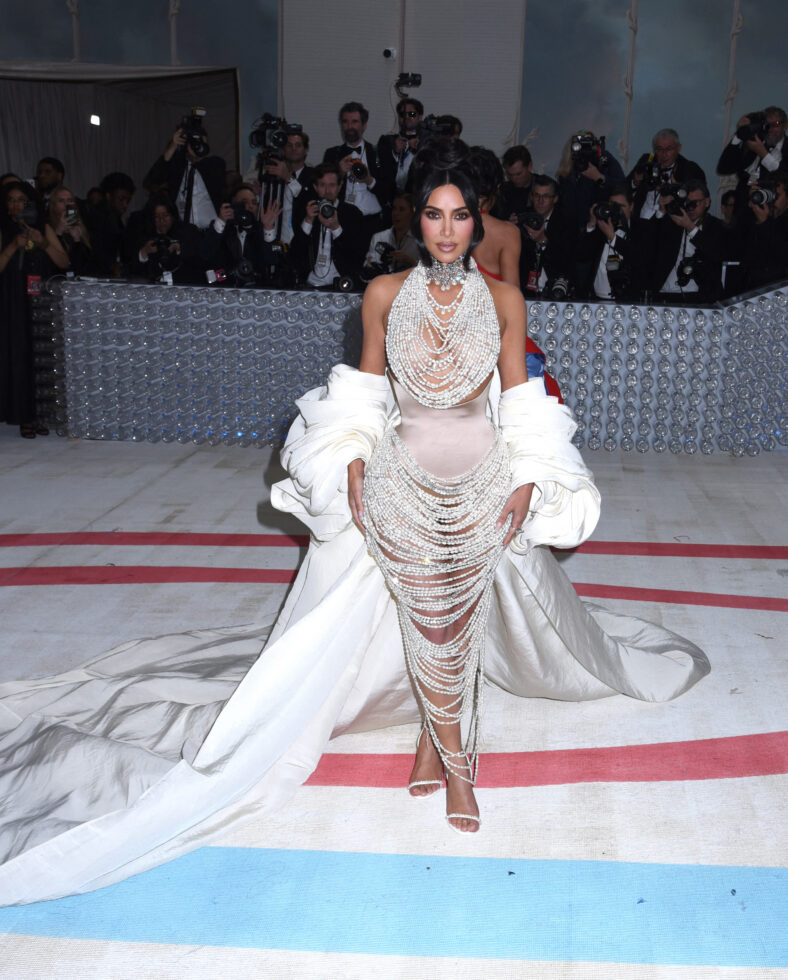 Kim Kardashian no Met Gala 2023 celebrando Karl Lagerfeld: uma linha de beleza