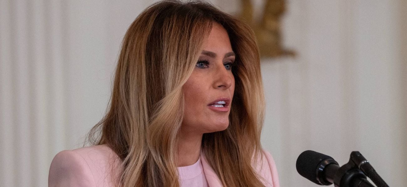 Melania Trump vence disputa legal por alegações de Epstein