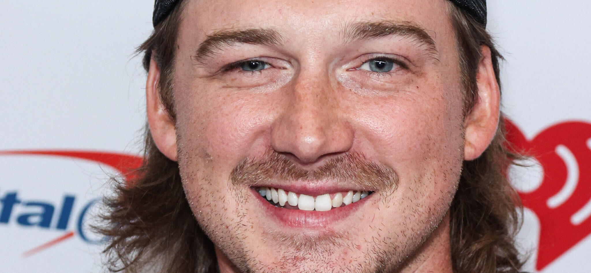 Os fãs de Morgan Wallen suspiram audivelmente depois de tocar piano