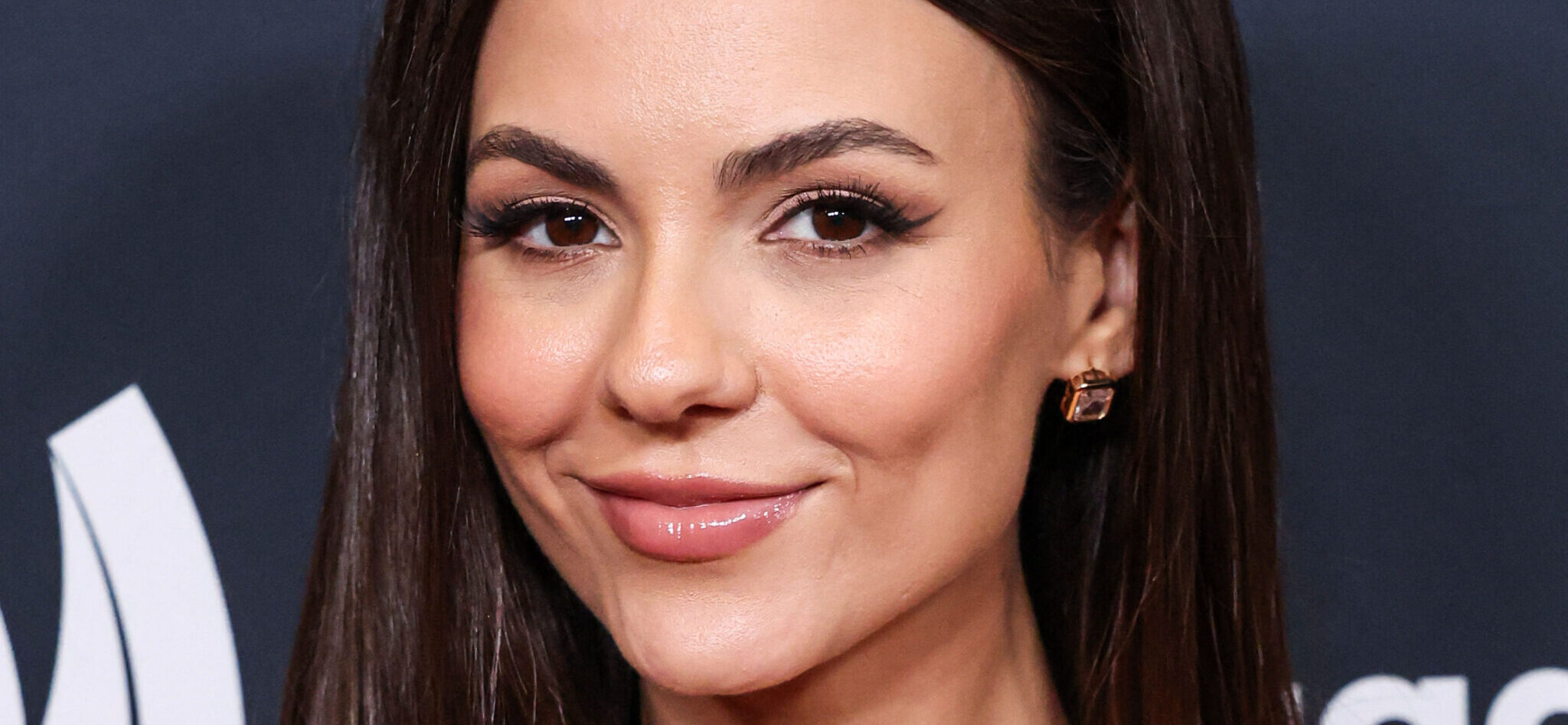 Victoria Justice surpreende de biquíni ao lado da irmã no Havaí