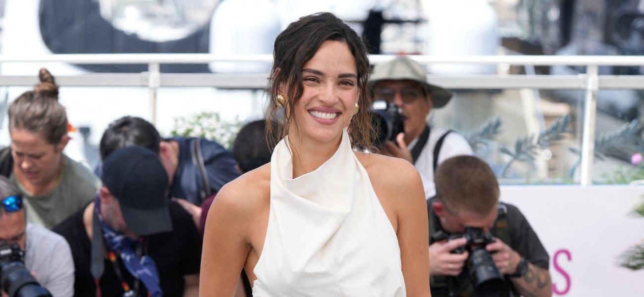 Adria Arjona exibe ‘Killer Curves’ em um vestido vermelho escaldante