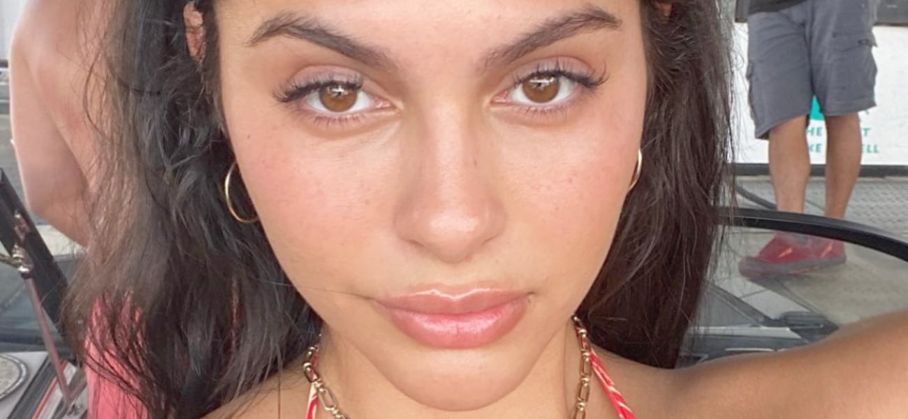 Amanda Trivizas arrasa de biquíni ao ar livre em Miami