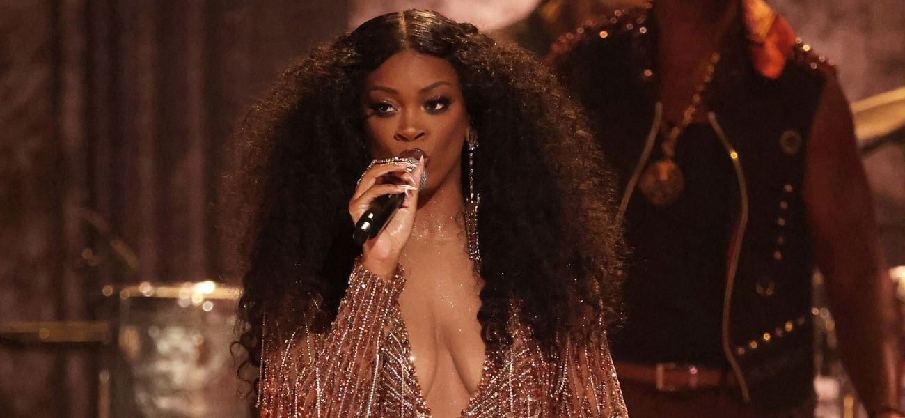 Ari Lennox em vestido prateado gera rumores de branqueamento no BET Awards