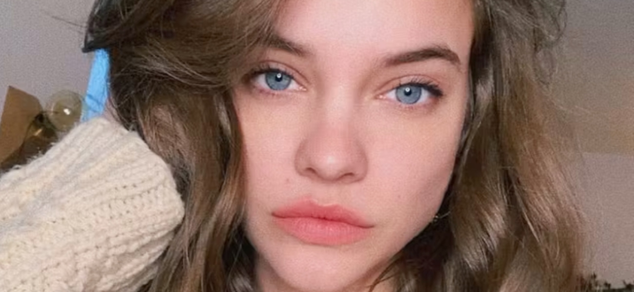 Barbara Palvin parece ‘solitária’ em calcinhas minúsculas com glitter