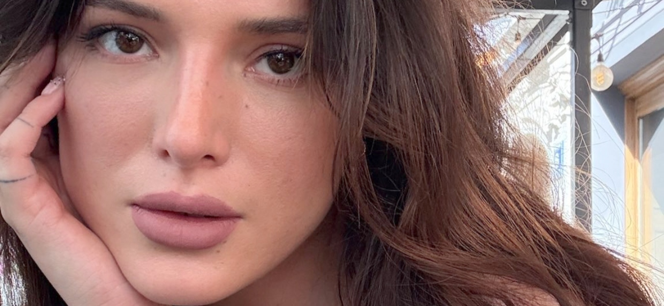 Bella Thorne cai do biquíni no mar no Havaí