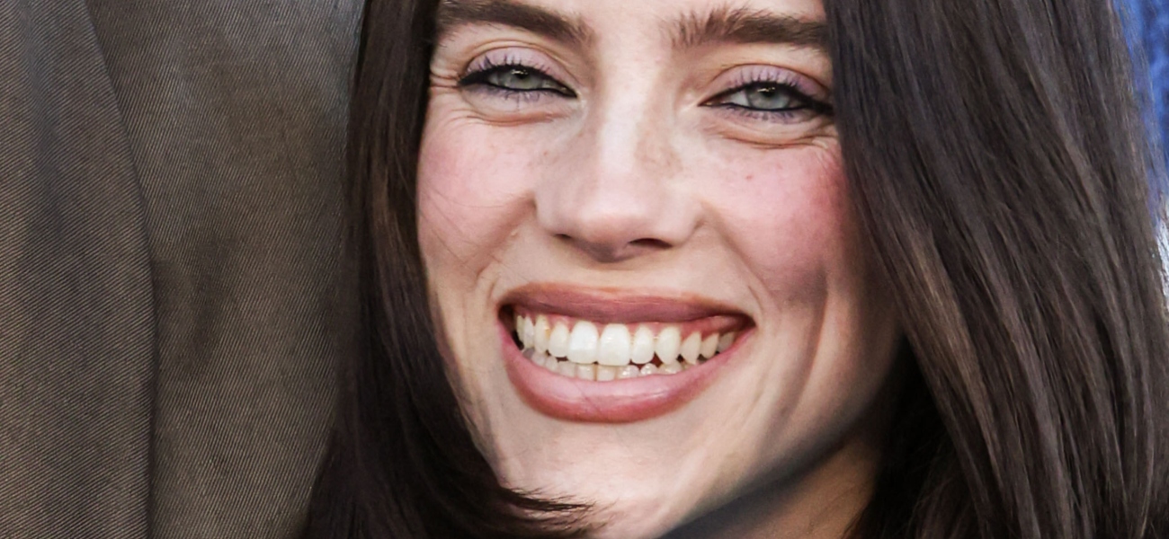Billie Eilish exibe ‘latas grandes’ em biquíni rosa