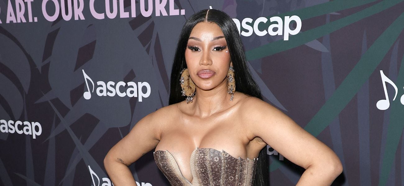 Cardi B quase derrama vestido de penas ousado no BET Awards