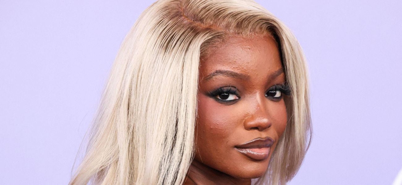 Chelley Bissainthe oferece pernas em um look preto e dourado escaldante