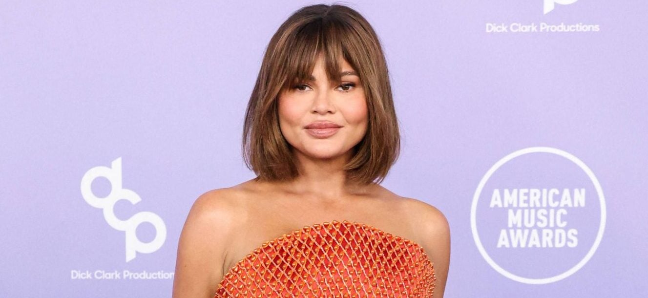 Chrissy Teigen lamenta a morte de seu pai