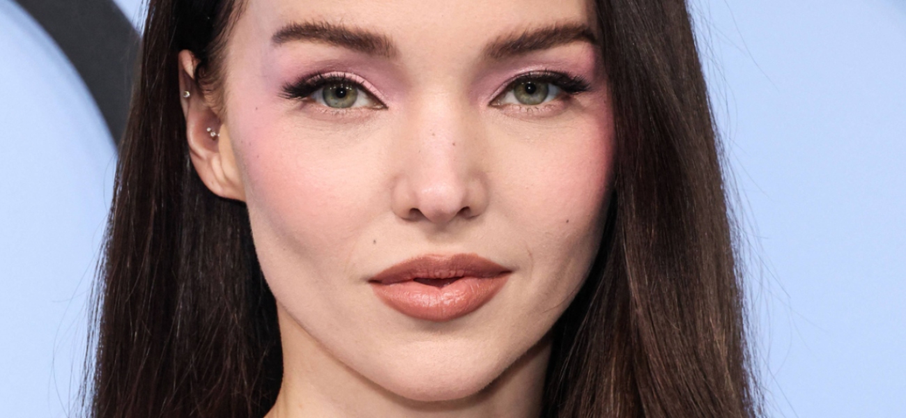Dove Cameron não está usando nada por baixo da jaqueta sem sutiã