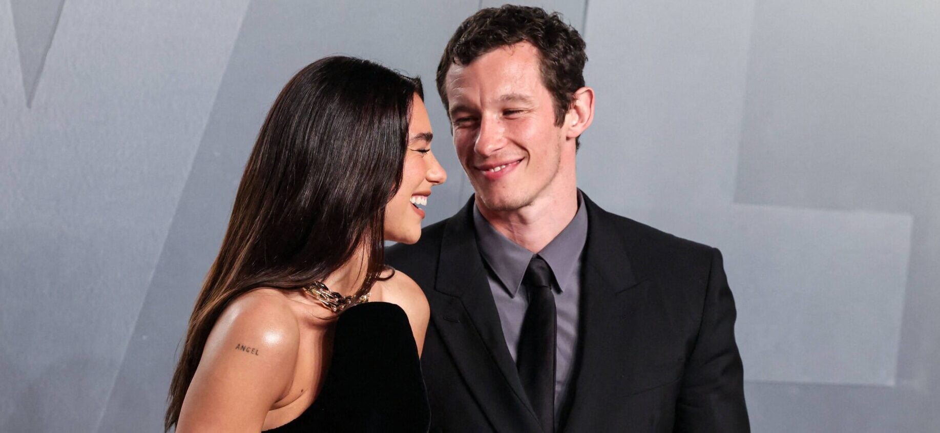 Como Dua Lipa e Callum Turner se sentem após cerimônia ‘íntima’.