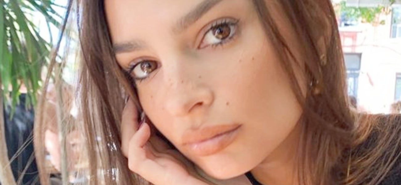 Emily Ratajkowski fascina com um minivestido de “aniversário” sem sutiã Emily Ratajkowski fascina com um minivestido de “aniversário” sem sutiã