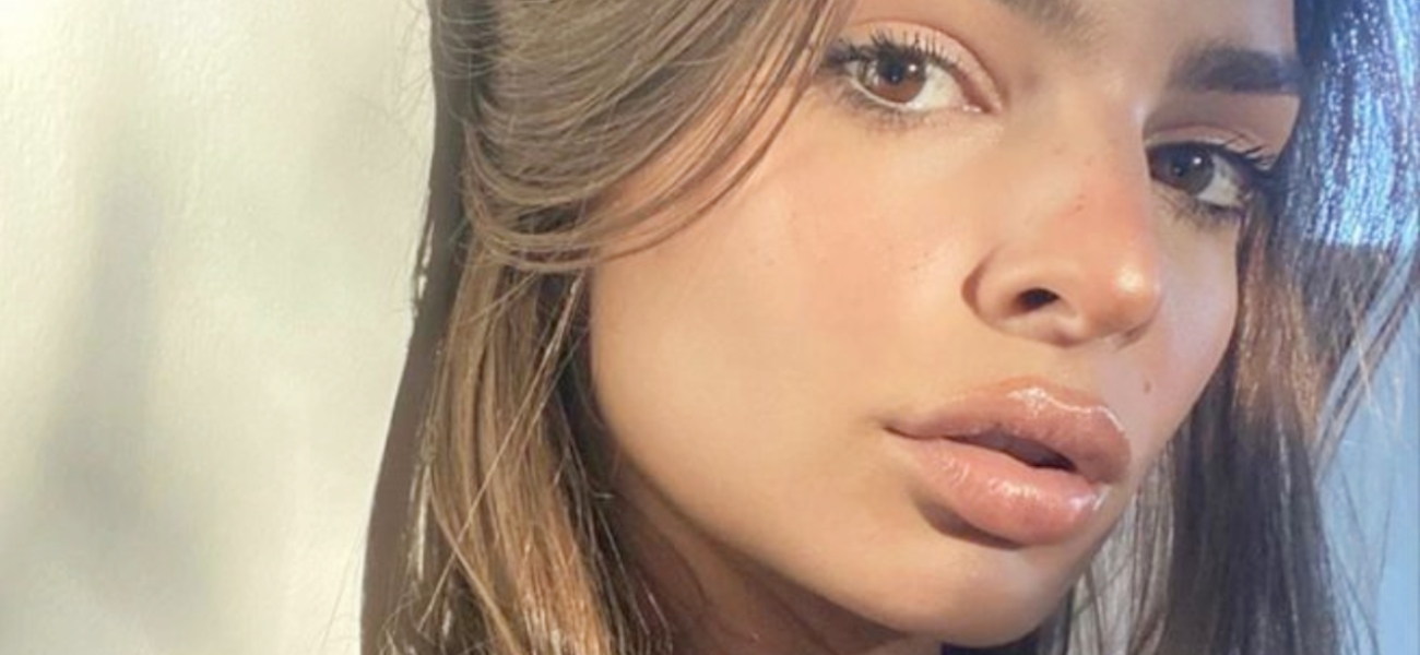 Emily Ratajkowski surpreende de biquíni na “Ilha Favorita”