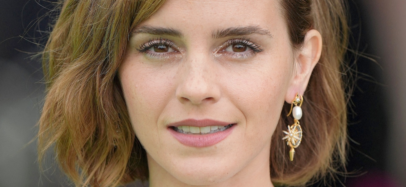 Emma Watson ajusta biquíni molhado ‘assustador’