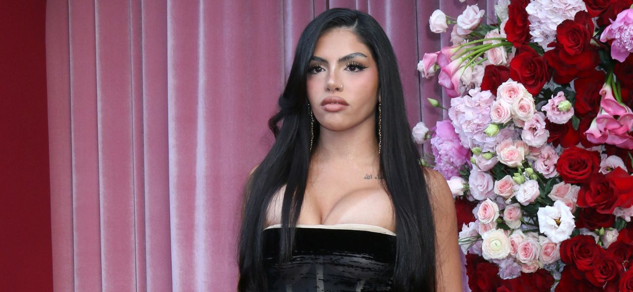 Huda Mustafa dançando com duas peças acanhadas é ‘Mid Asf’