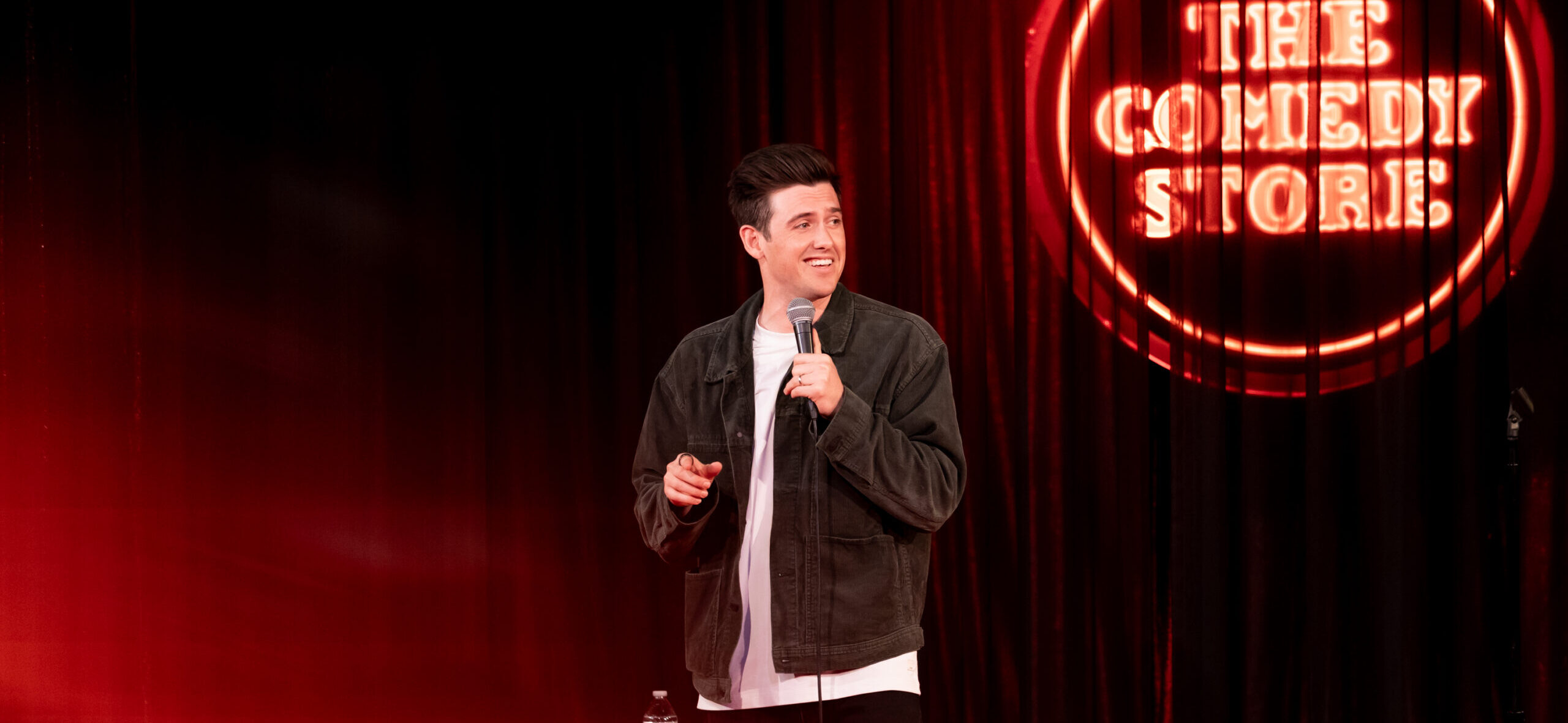 O comediante Mike Feeney dá um toque hilário aos presentes do Dia dos Pais