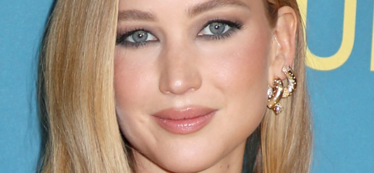 Jennifer Lawrence se deu bem de maiô e calça de moletom