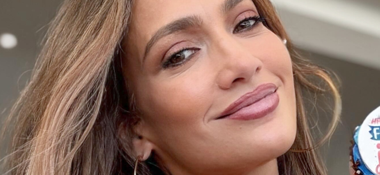 Jennifer Lopez provoca rumores sobre ‘implantes’ em uma roupa de chuva