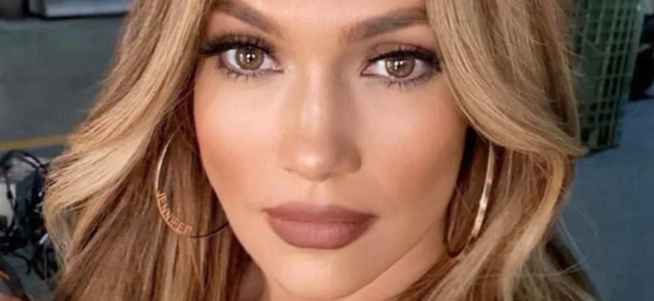 Jennifer Lopez usa um top transparente em meio a rumores de ‘implantes’.