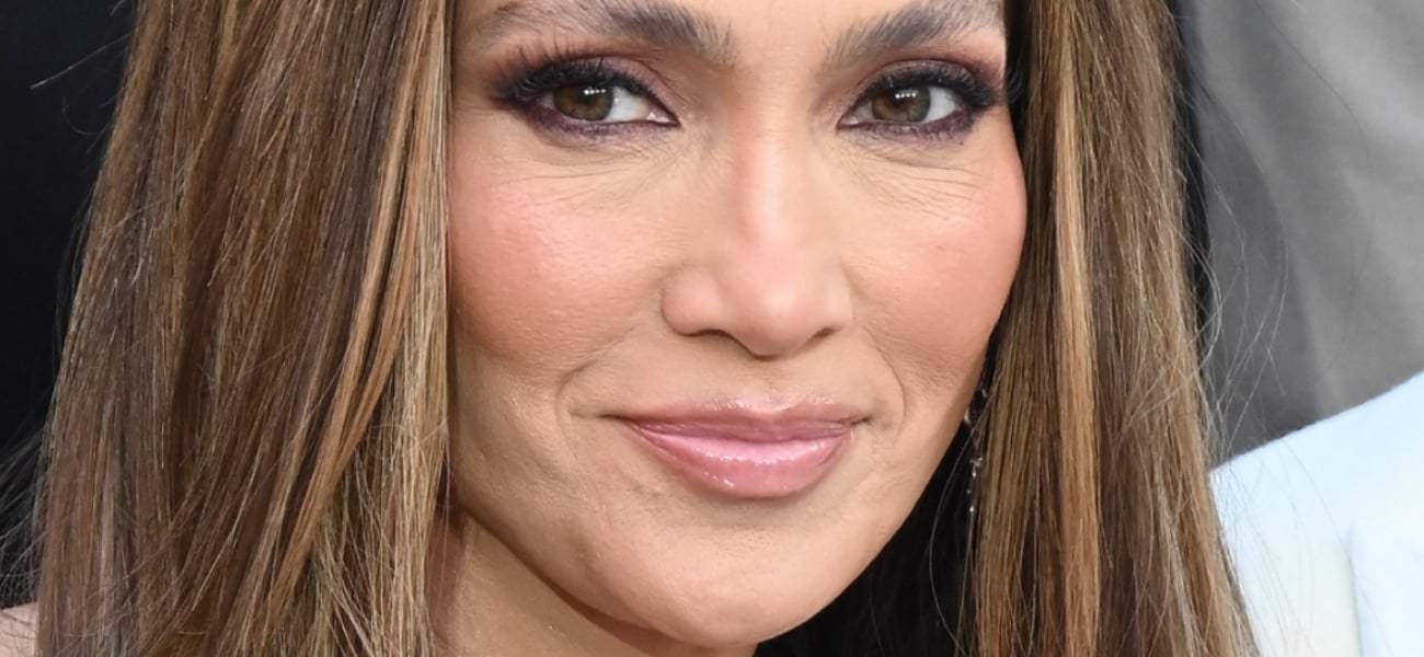 Jennifer Lopez atrai rumores sobre ‘implantes’ em vestido transparente