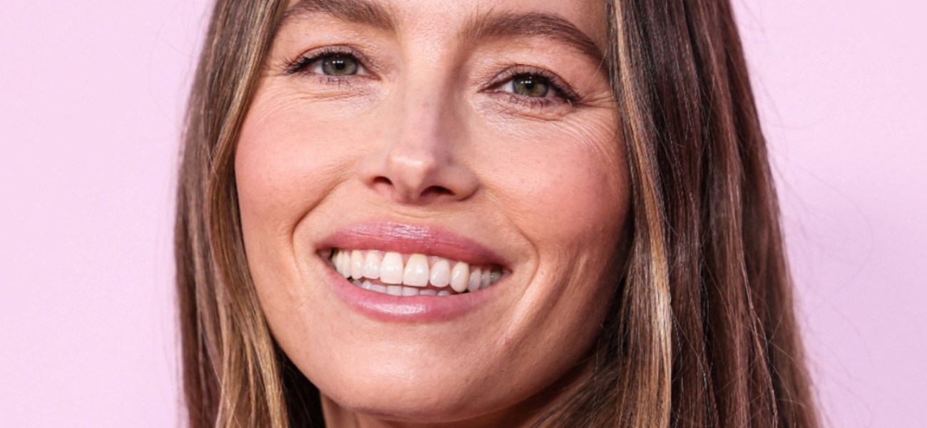 Jessica Biel, beijada pelo sol de biquíni, destaca seu “pêssego”