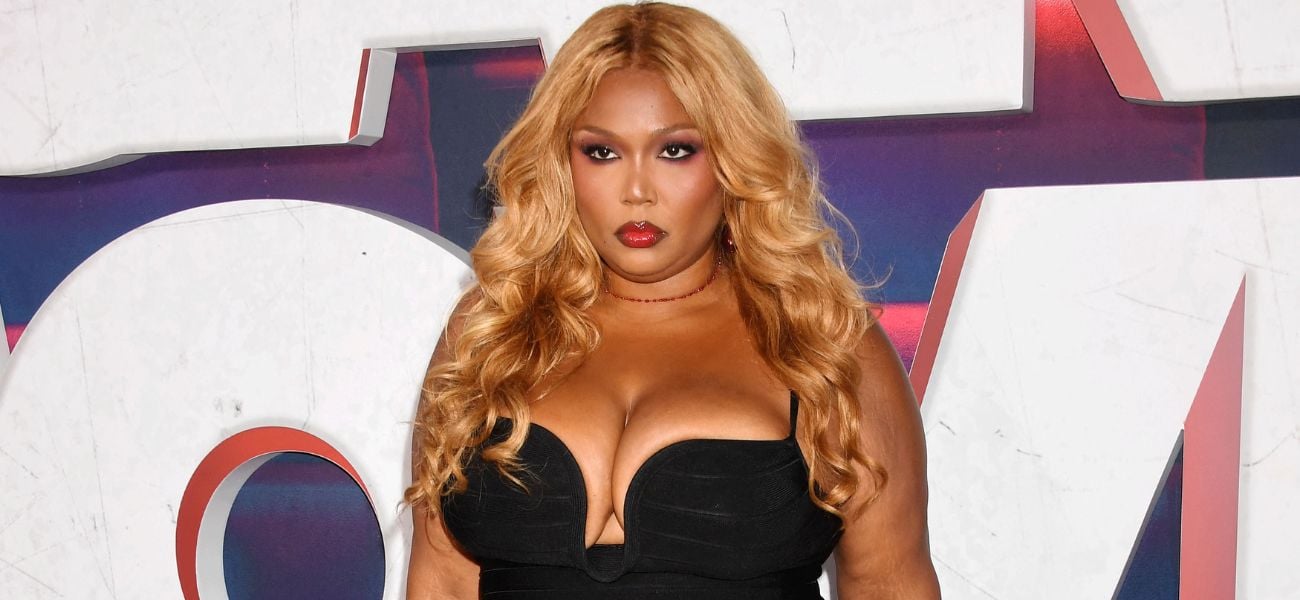 Lizzo chama a atenção com vestido transparente sem sutiã no BET Awards