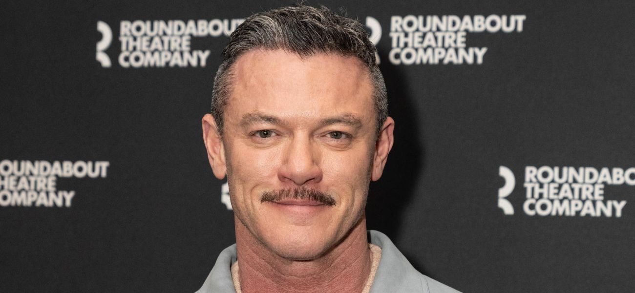 Luke Evans exibe abdômen esculpido em foto sem camisa: ‘Terrível’ Luke Evans exibe abdômen esculpido em foto sem camisa: ‘Terrível’