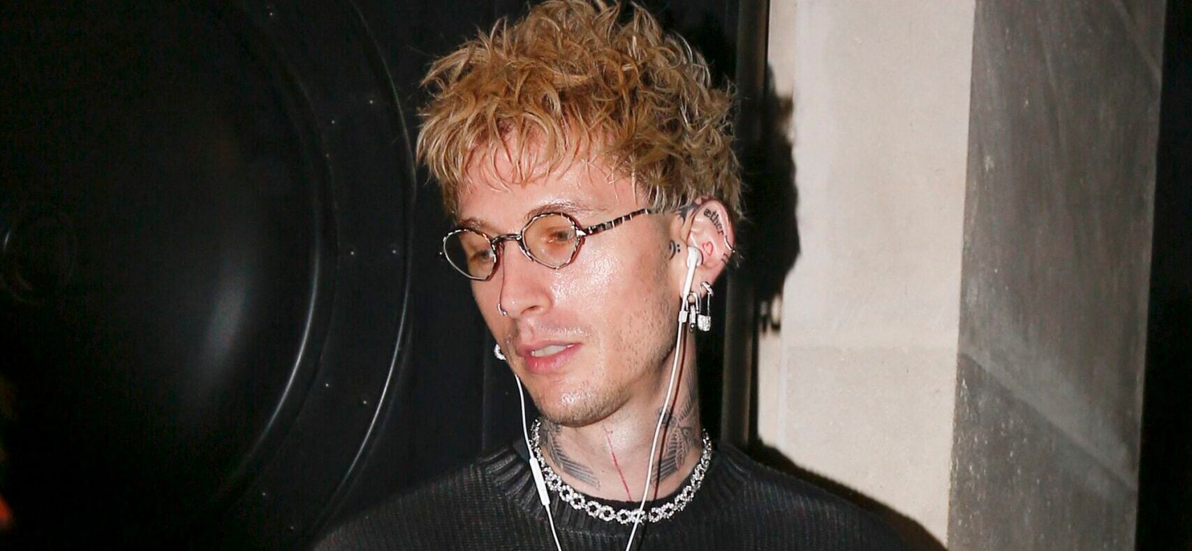 MGK mudou-se para a segurança quando outro show foi cancelado no meio