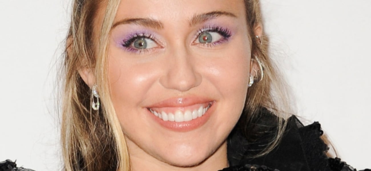 Miley Cyrus ‘Smoking Hot’ em biquíni mexicano