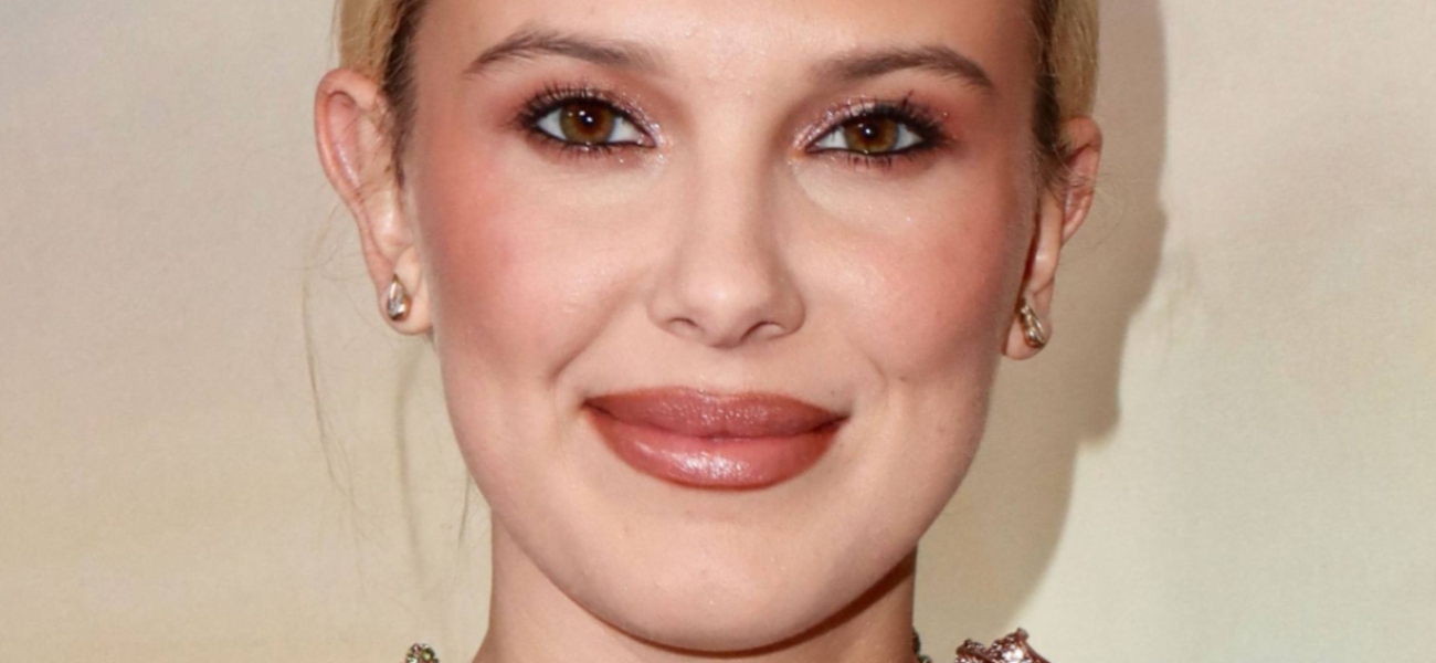Millie Bobby Brown surpreende ao abastecer sem sutiã