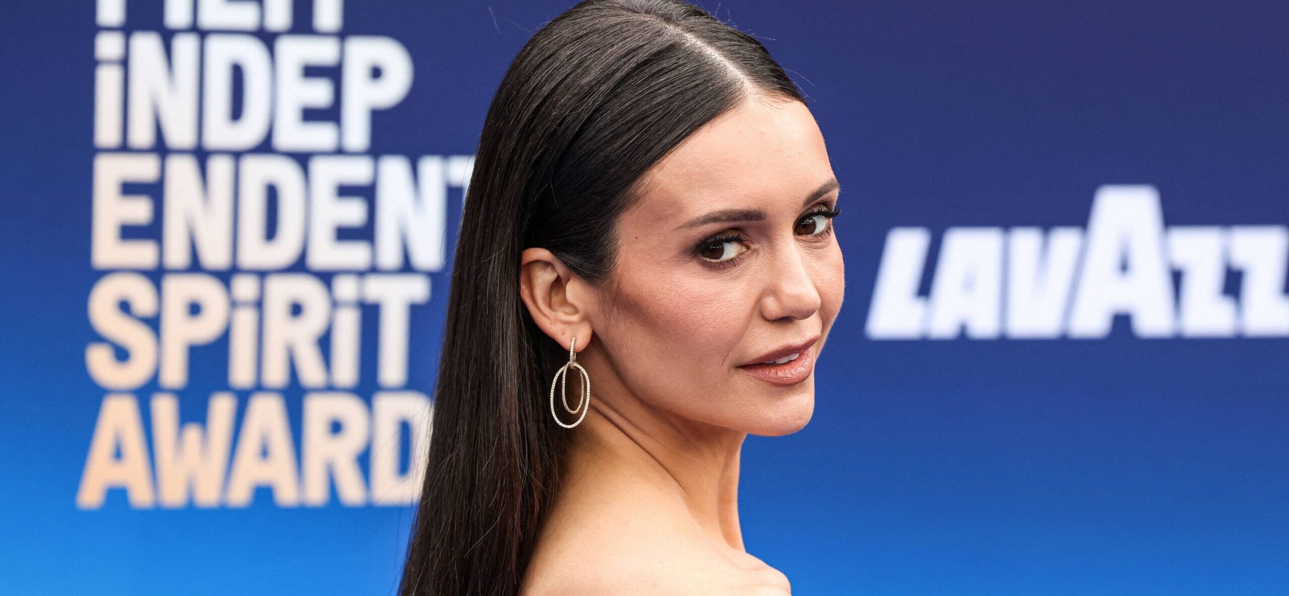 Nina Dobrev de biquíni sem alças mostra seus passos de dança