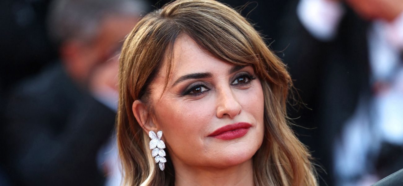 Penélope Cruz, 52, ‘atemporal’ em espartilho sensual e botas de cano alto