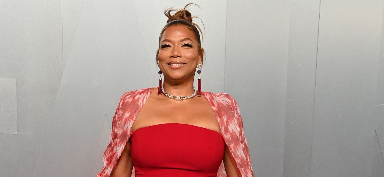 Queen Latifah usa uma capa de penas dramática no Tony Awards