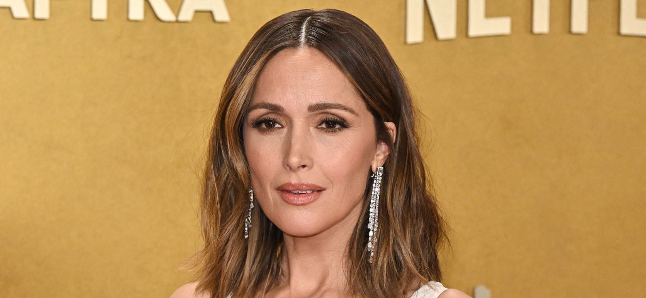 Rose Byrne deslumbra com Prada customizada e cintilante no Tony Awards