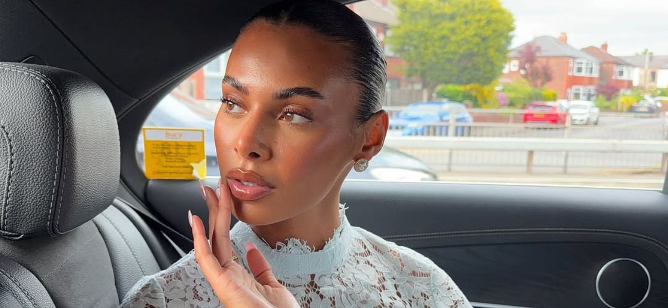 Sophie Piper chia em um biquíni minúsculo enquanto aproveita o sol em Ibiza