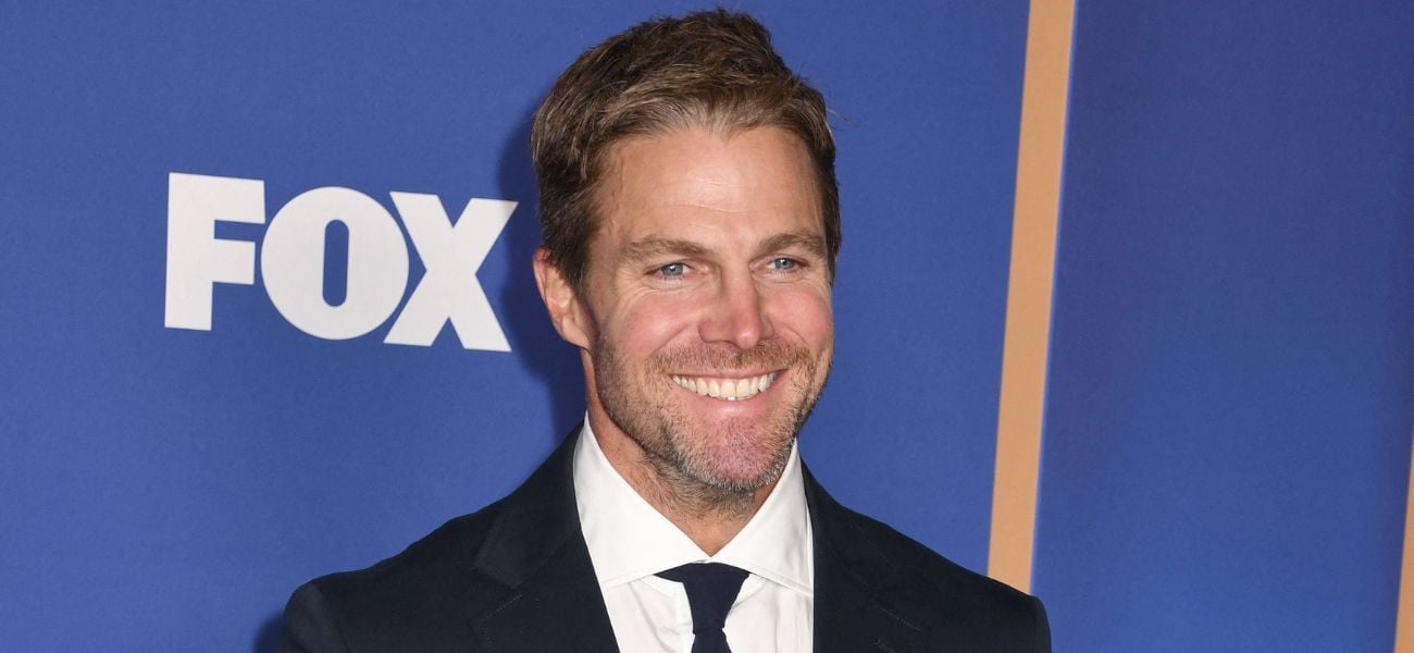 Stephen Amell exibe corpo de praia ‘delicioso’ em momento de imersão
