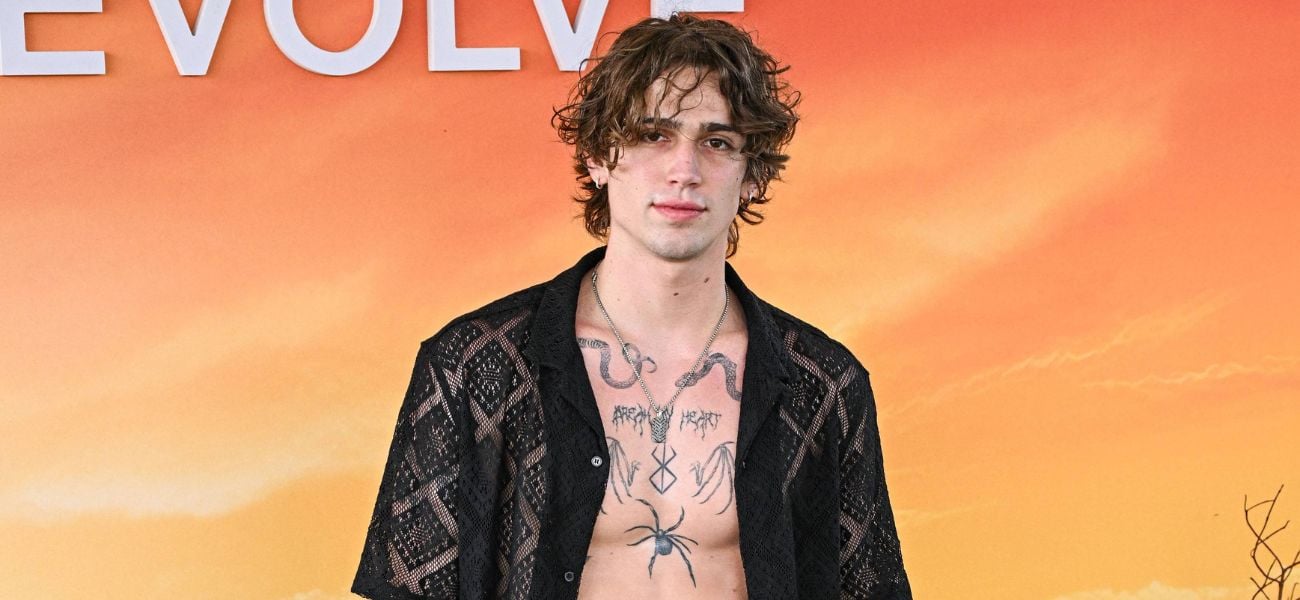Vinnie Hacker exibe seu abdômen em fotos ao ar livre sem camisa