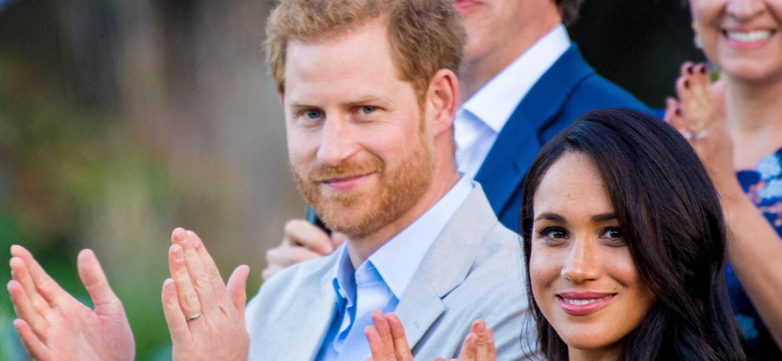O retorno do Príncipe Harry ao Reino Unido mostra que uma rixa real ainda não foi curada