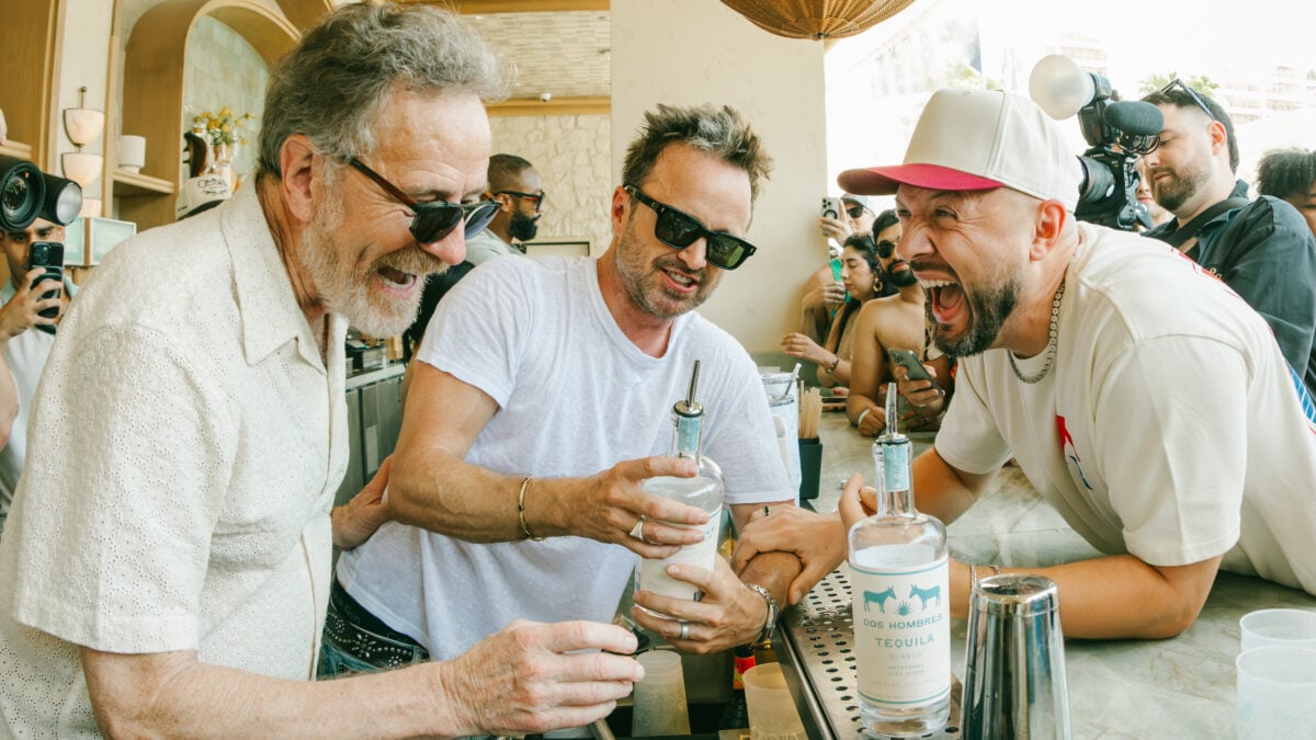 Bryan Cranston e Aaron Paul brindam pelo lançamento de Dos Hombres