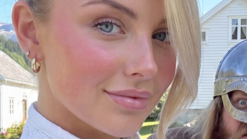 Amber Bexley Braless In Her Bathroom Says ‘Save A Horse, Ride A Cowgirl’